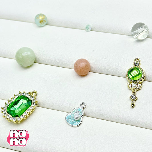 【Y1076】みどりのしずく 高品質クォーツ&ガラス(10*10)